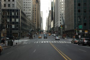 Au pied des buildings d'une grande ville. 