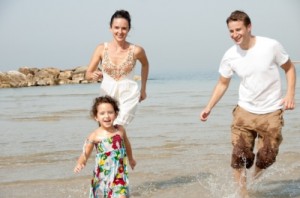 famille heureuse à la plage